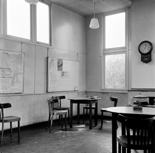 153705 Interieur van het N.S.-station Leidschendam-Voorburg te Leidschendam: wachtkamer.